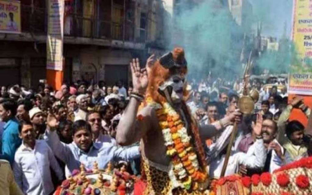 काशी में धूमधाम से निकली शिव बारात: शरीर पर भस्म, गले में नरमुंडों की माला... भूत-पिशाच संग निकले महादेव
