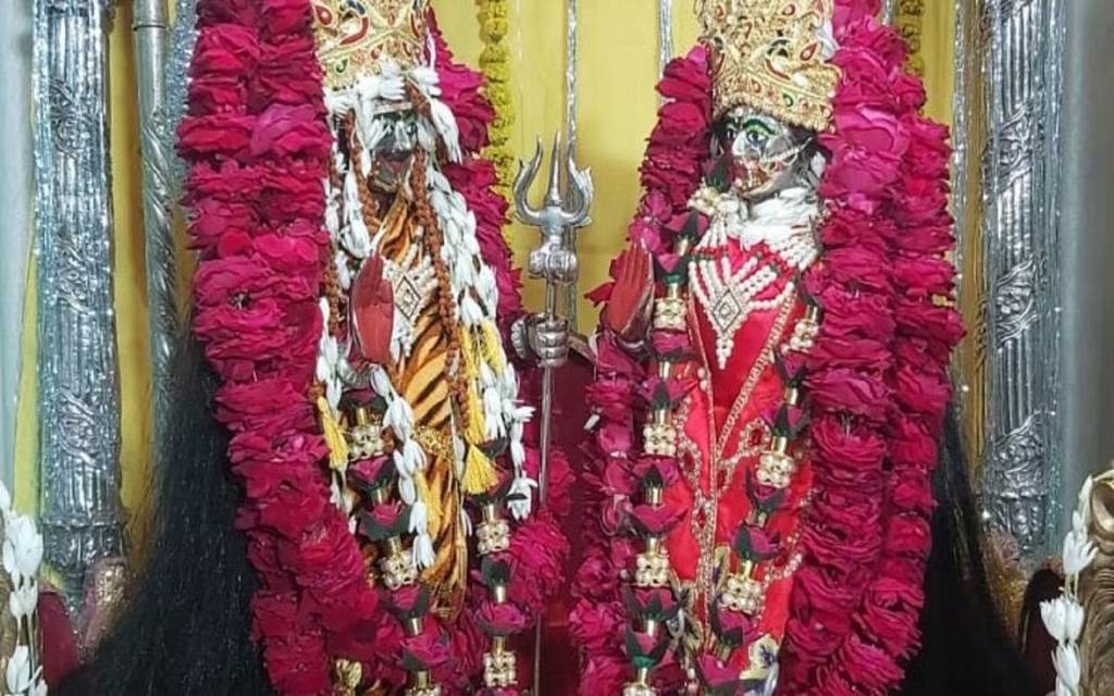 महाशिवरात्रि पर वैवाहिक रस्म: लाल लहंगे में सजाईं गौरा, महादेव के सिर सजा मउरा, शिवमय हुई काशी नगरी