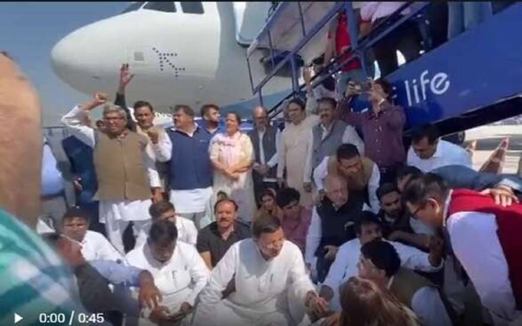 पवनखेड़ा को दिल्ली एयरपोर्ट पर फ्लाइट से नीचे उतारा गया, असम पुलिस के अनुरोध पर दिल्ली पुलिस का एक्शन