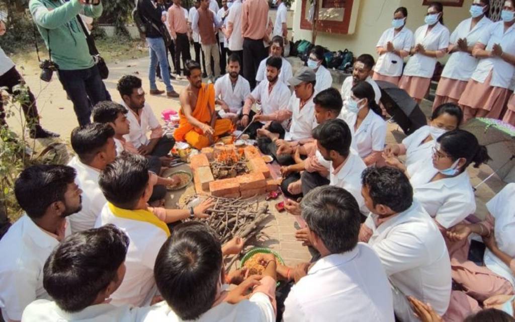 बीएचयू में चौथे दिन भी धरना जारी, नर्सिंग महाविद्यालय के बाहर छात्रों ने किया शुद्धि बुद्धि यज्ञना