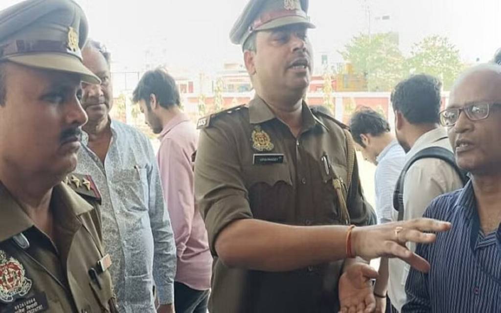 समय से परीक्षा की सूचना न मिलने पर हरिश्चंद्र कॉलेज में छात्रों का हंगामा