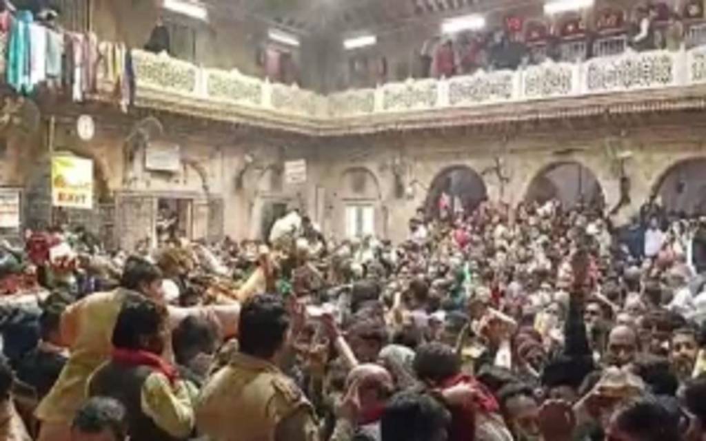 Mathura Holi 2023: बांके बिहारी मंदिर के प्रबंधन ने एडवाइजरी जारी कर की अपील, बुजुर्ग- बीमार श्रद्धालु न आएं