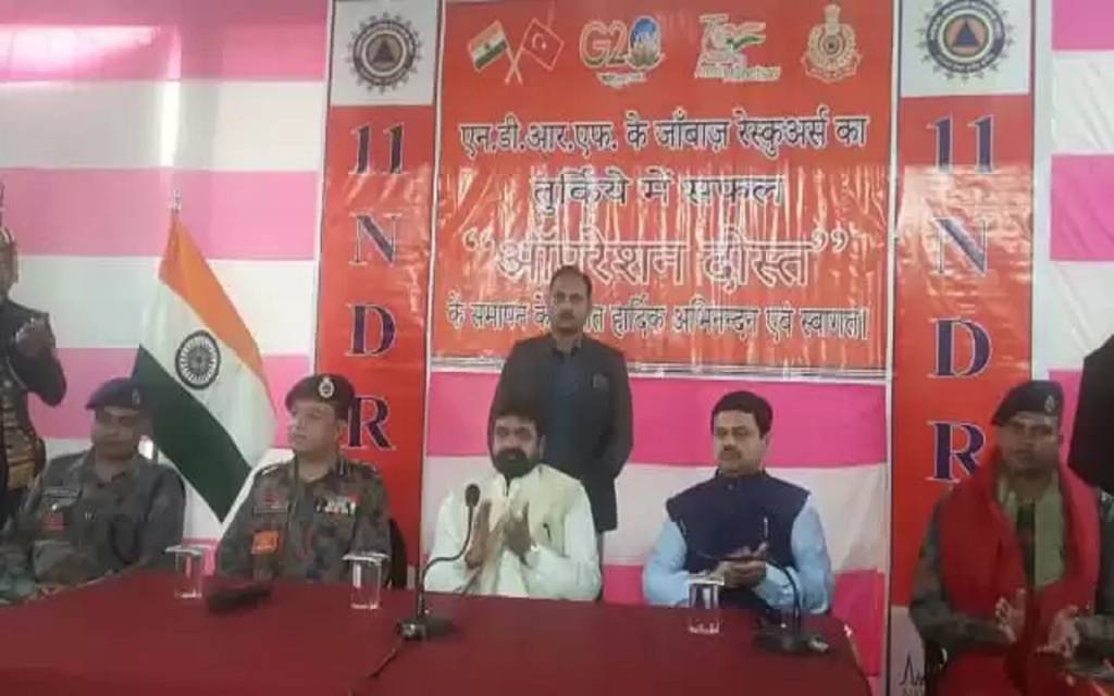 Varanasi: तुर्कीये से 'ऑपरेशन दोस्त' को अंजाम देकर पहुंची एनडीआरएफ टीम,हुई फूलों की वर्षा