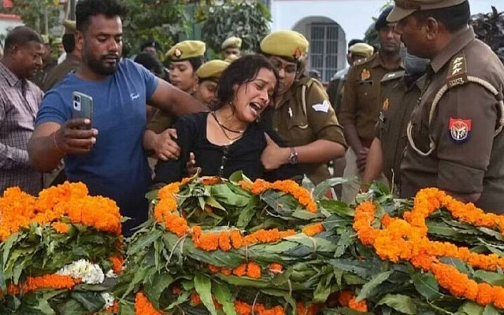 उमेश पाल हत्याकांड: आजमगढ़ में गनर संदीप पंचतत्व में विलीन, मुखाग्नि के बाद रो पड़े पिता