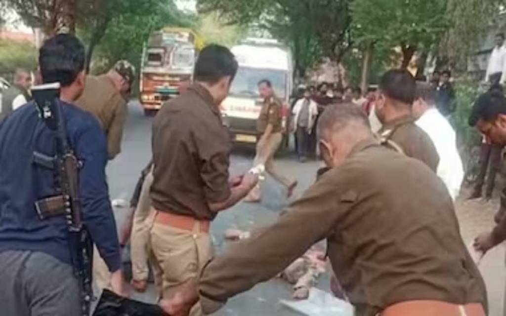 महोबा सड़क हादसा: ट्रक ने टक्कर के बाद स्कूटी को दो किलोमीटर तक घसीटा, दादा और पोते की मौत