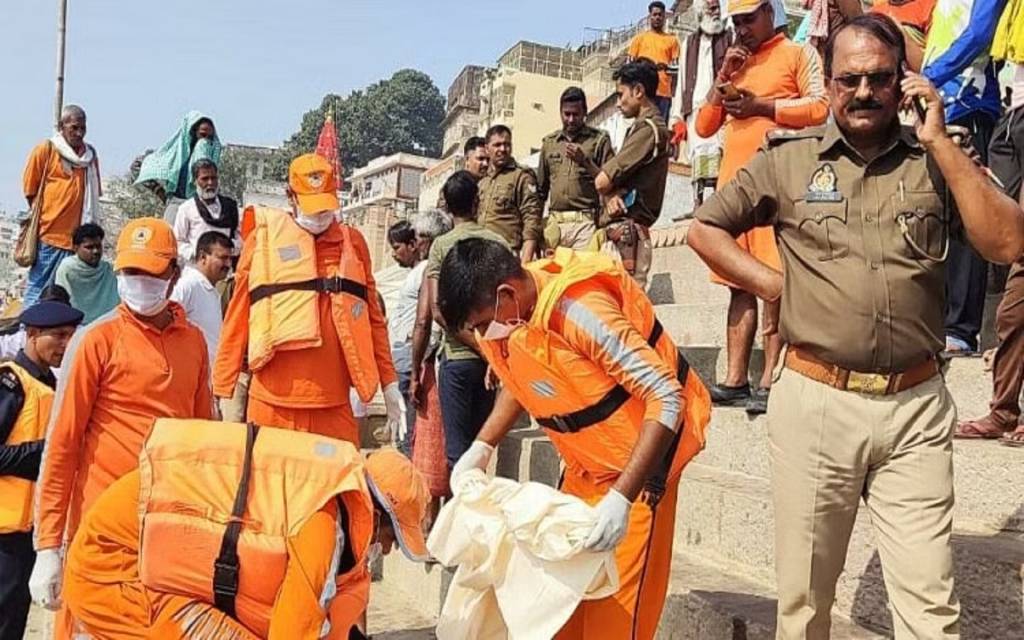 वाराणसी के त्रिलोचन घाट पर गंगा में स्नान के दौरान डूबने से युवक की हुई मौत, दो घंटे के बाद मिला शव