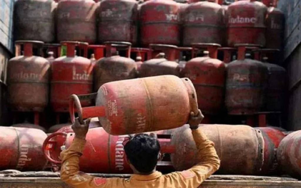 होली से पहले रसोई गैस सिलेंडर में महंगाई की लगी आग