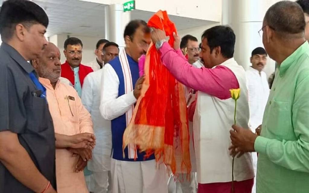 वाराणसी एयरपोर्ट पहुंचे डिप्टी सीएम केशव प्रसाद मौर्य और बृजेश पाठक, मिर्जापुर के लिए हुए रवाना