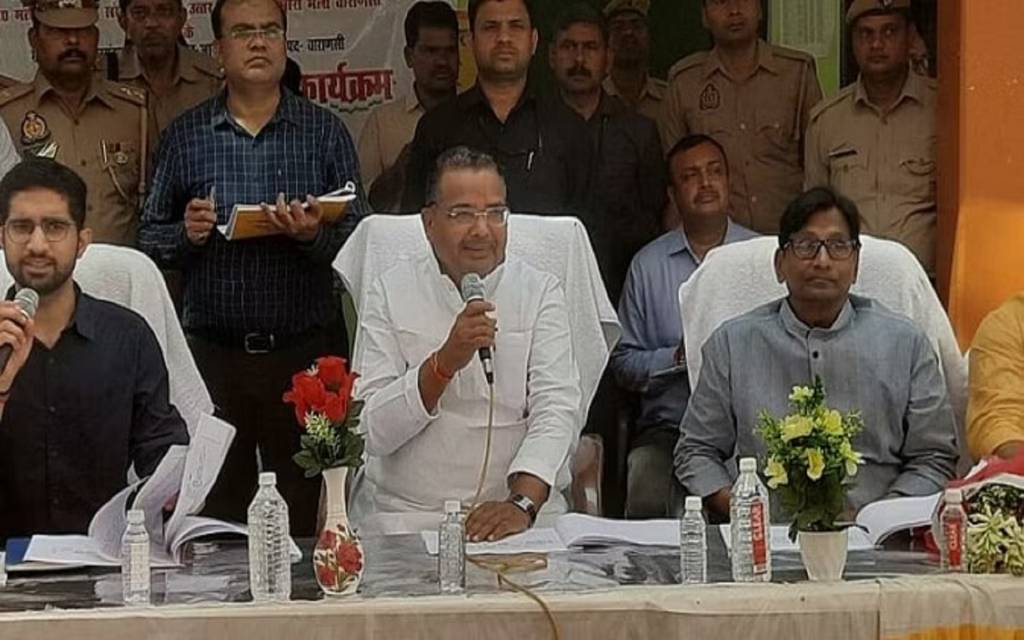 प्रभारी मंत्री जयवीर सिंह ने परमंदापुर गांव लगाई चौपाल, सुनी लोगों की समस्याएं