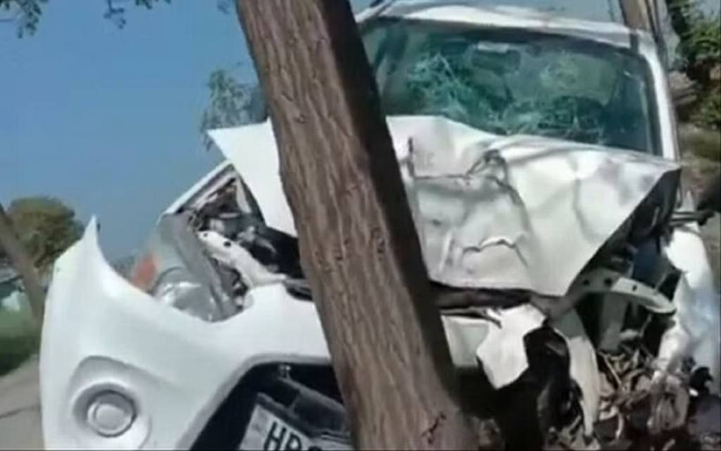 बारात में शामिल होकर लौट रहे तीन दोस्तों की कार पेड़ से टकराई, एक की मौत, दो गंभीर