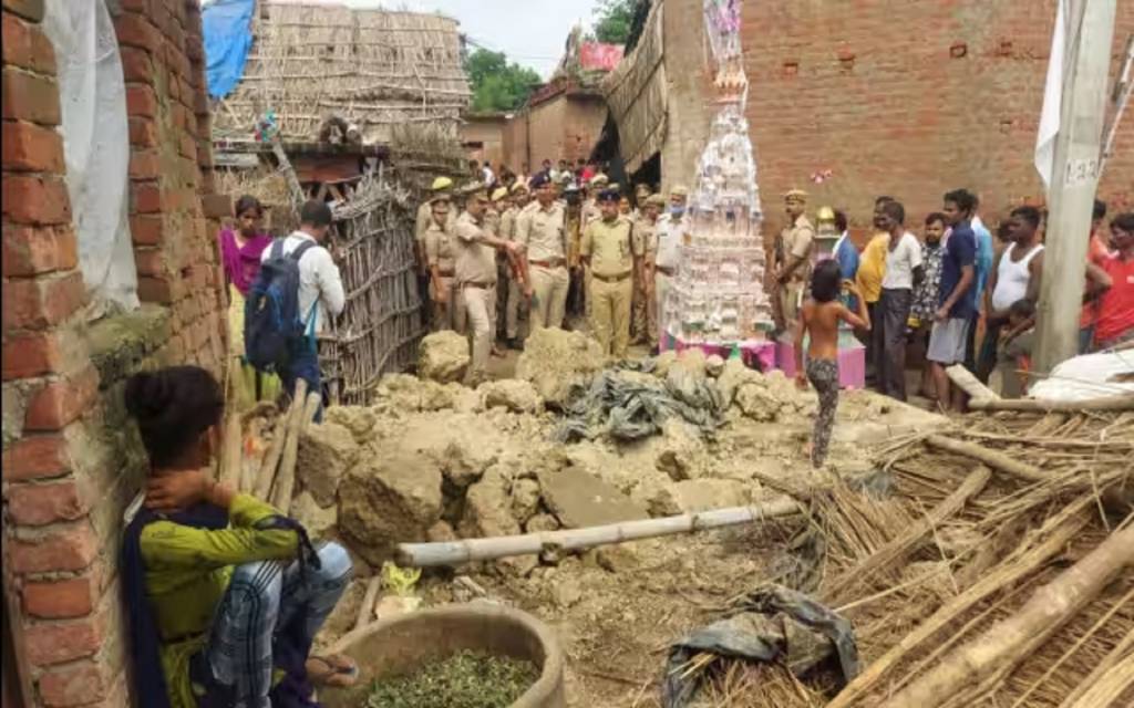 आजमगढ़ में भरभराकर गिरी कच्ची दीवार, मलबे में दबने से एक अधेड़ की मौत, परिजनों में कोहराम