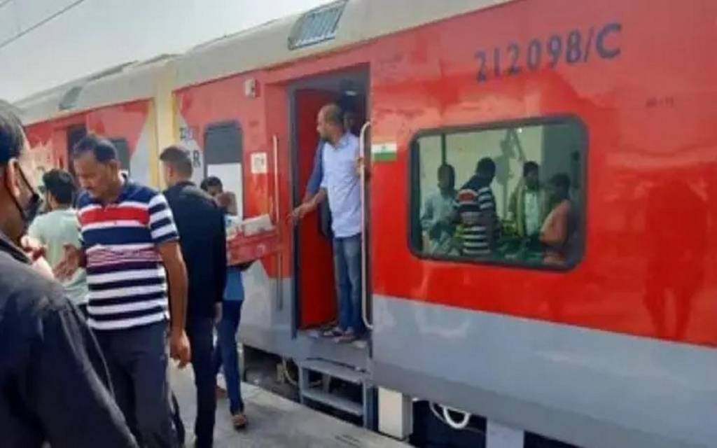 शटल ट्रेन का इंजन हुआ फेल: डेढ़ घंटे सीहीपुर में खड़ी रही, यात्री परेशान
