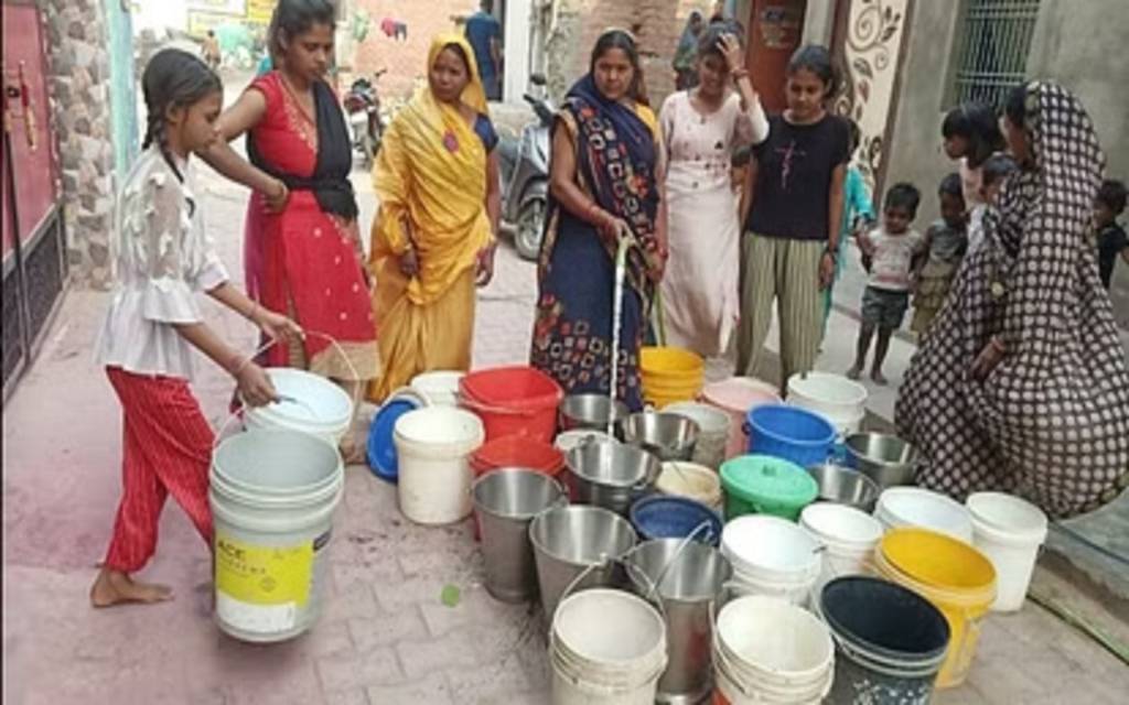 वाराणसी में बिजली कटौती से हाहाकार, दोगुने दाम पर मिल रहा पीने का पानी, मोमबत्ती के सहारे लोग