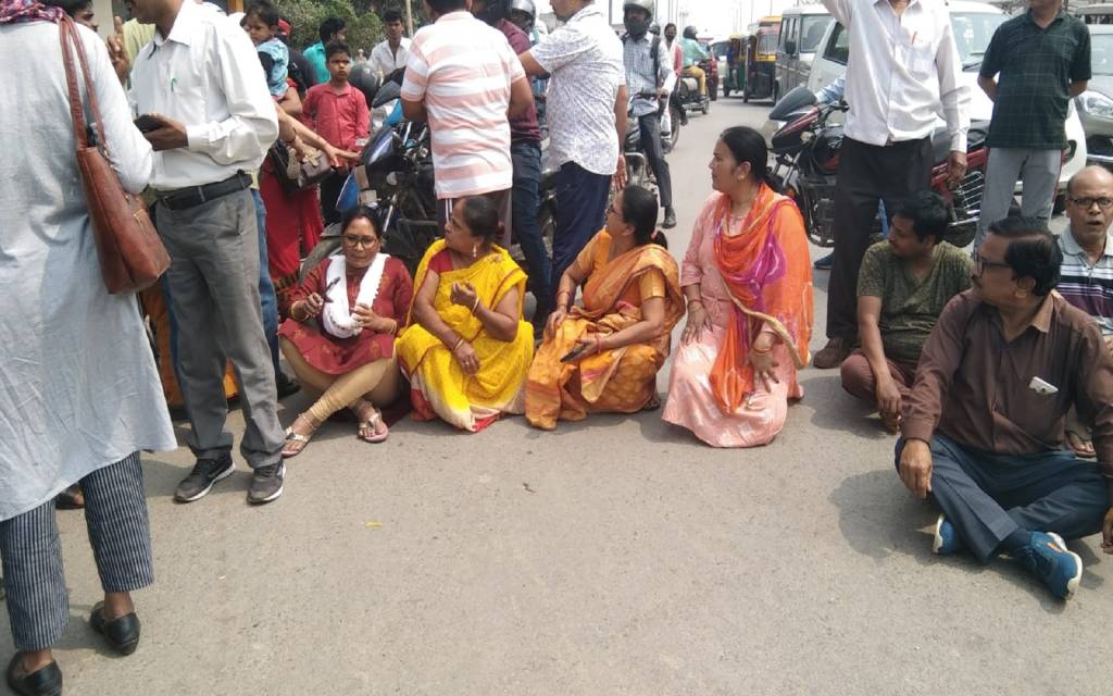 बिजली कर्मचारियों की हड़ताल से जबरदस्त बिजली संकट, सड़कों पर उतरी महिलाएं, जगह-जगह किया चक्काजाम