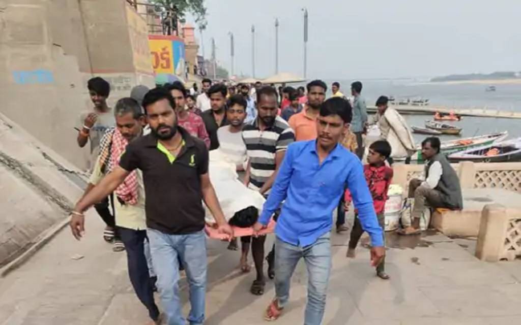 ललिता घाट पर गंगा स्नान के दौरान युवक की डूबने से मौत, NDRF के जवानों निकला युवक का शव