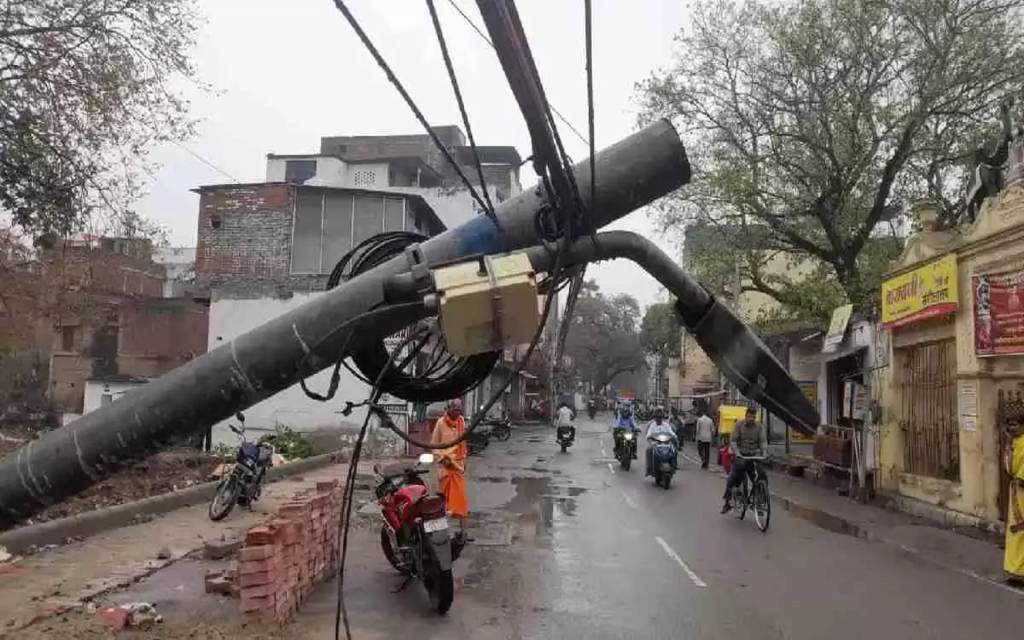 बारिश, आंधी के दौरान झुका बिजली का खम्भा 