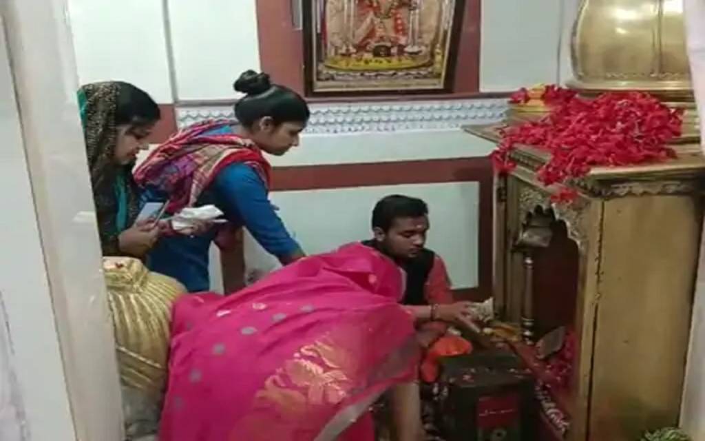 वाराणसी : नवरात्रि के 6ठवें दिन मां कात्यायनी पूजा:दर्शन, भक्तों का उमड़ा जनसैलाब