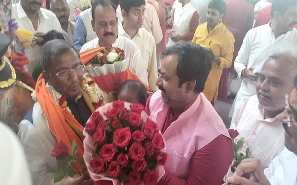 वाराणसी पहुंचे सिक्किम के राज्यपाल लक्ष्मण आचार्य, भाजपा कार्यकर्ताओं ने किया स्वागत