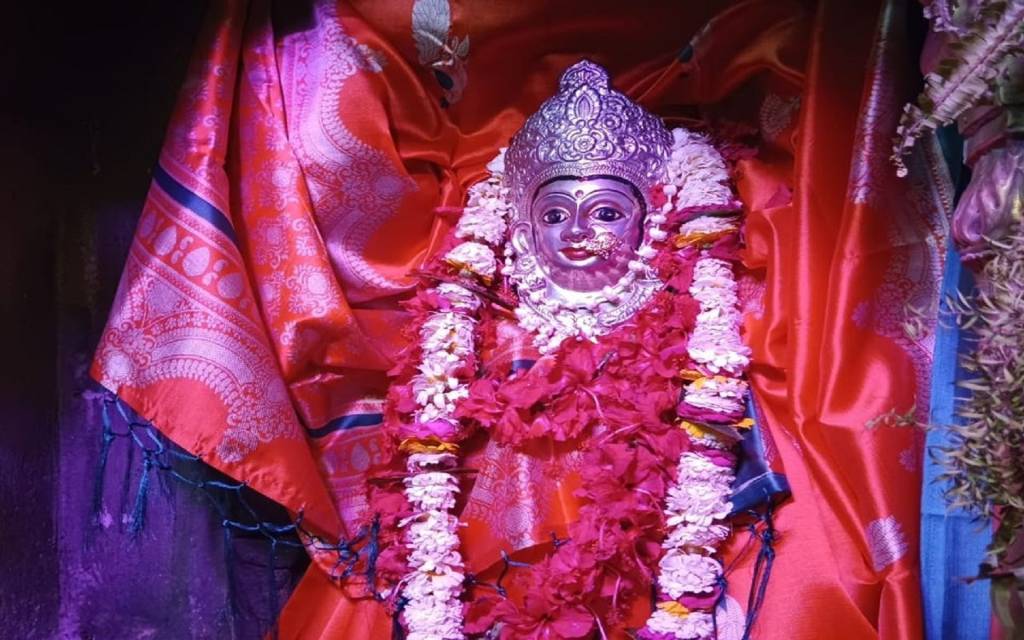 वाराणसी में नवरात्र के आठवें दिन देवी महागौरी के मंदिर में भक्तों का लगा तांता