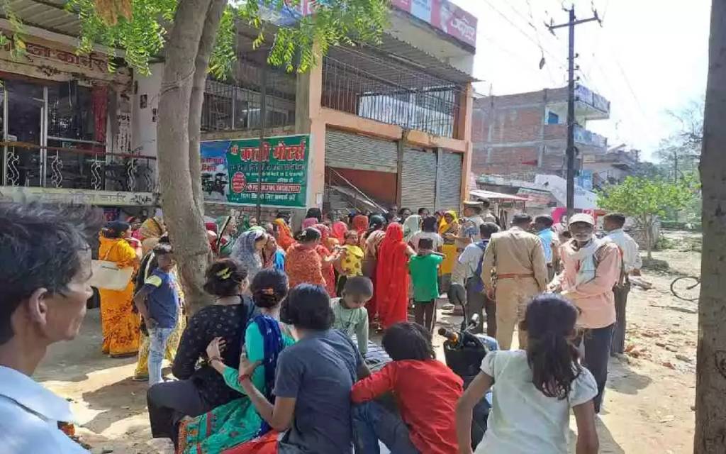 varanasi :शराब की दुकानें खुलते ही विरोध: भुल्लनपुर में सड़क पर उतरीं महिलाएं, कहा- माहौल होगा खराब