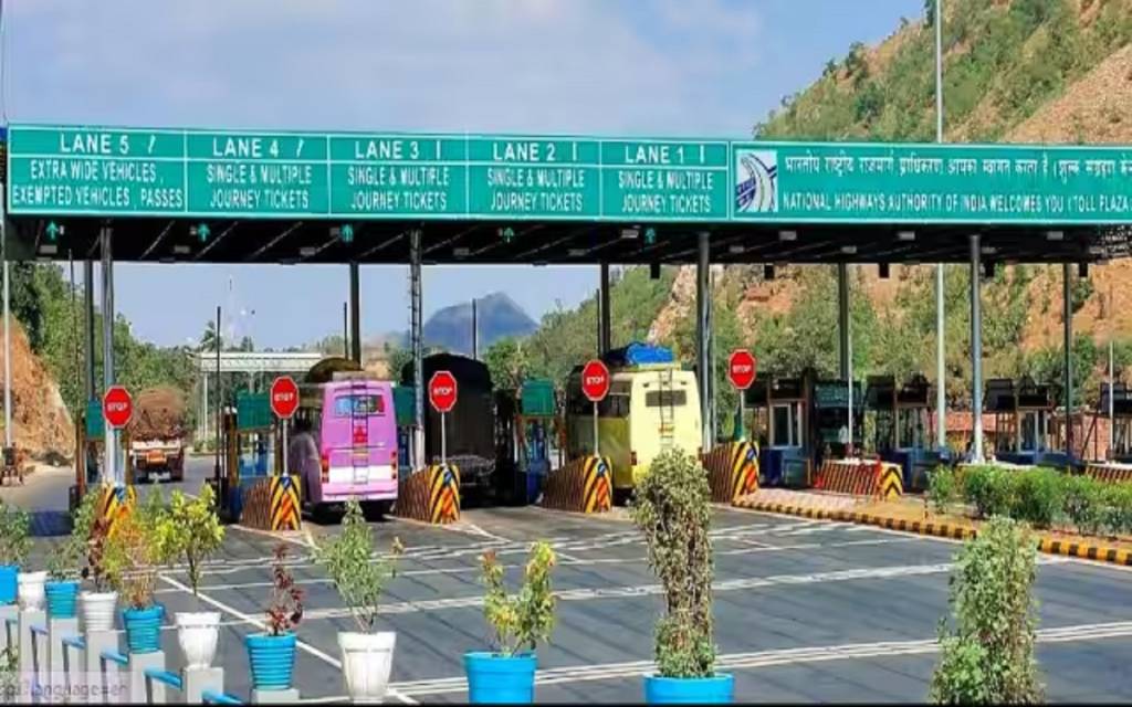 Toll Tax Increases: आज से महंगा हुआ हाईवे का सफर, जानिये टोल टैक्स की नई दरें