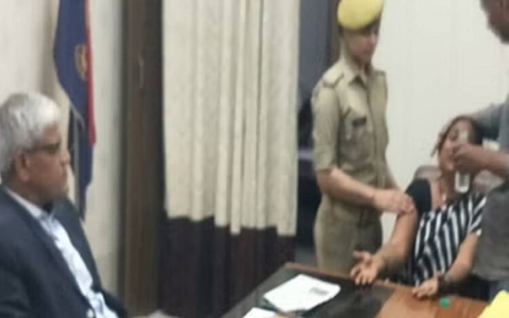 पुलिस आयुक्त से न्याय की गुहार लगाई आकांक्षा दुबे की मां, कहा, 'मेरी बेटी को इंसाफ दीजिए साहेब',