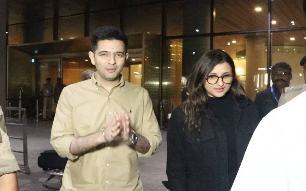 शादी की अफवाहों के बीच मुंबई एयरपोर्ट पर नजर आए परिणीति - राघव