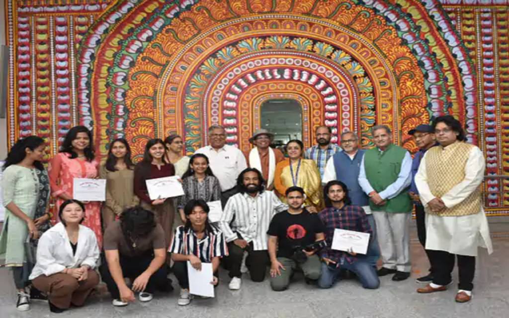 वाराणसी एयरपोर्ट पर बनी कांच से बने शिवलिंग की म्यूरल पेंटिंग, पर्यटक होंगे आकर्षित