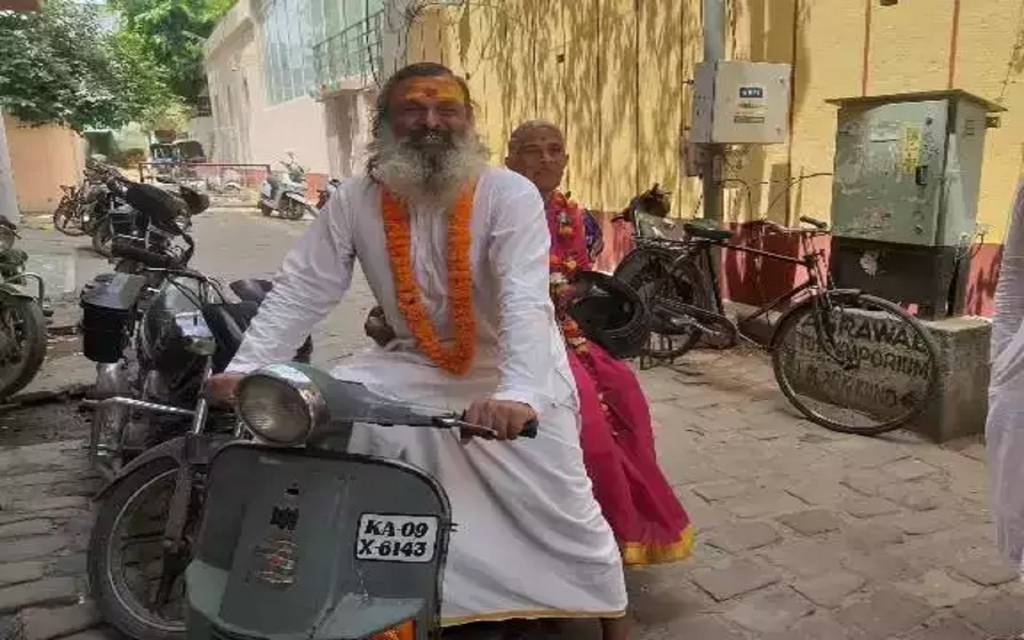 स्कूटर से मां को तीर्थयात्रा करा रहा आज का श्रवण कुमार, 62 हजार किमी सफर के बाद पहुंचा काशी