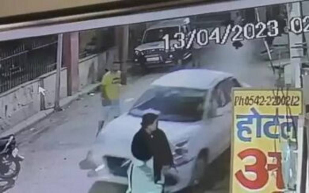 नशे में धुत कार ने गेस्ट हाउस संचालक को मारा धक्का, लोगों ने कार चालक को किया पुलिस के हवाले
