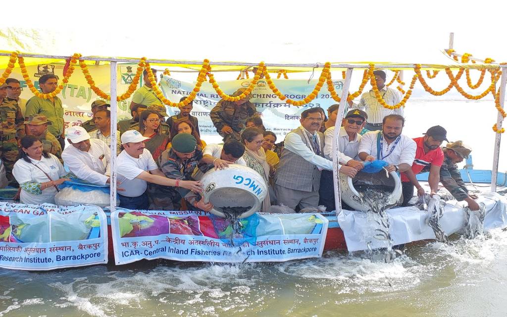 वाराणसी के रविदास घाट पर छोड़ी गई दो लाख से अधिक मछलियां, NMCG के तहत हो रहा कार्यक्रम