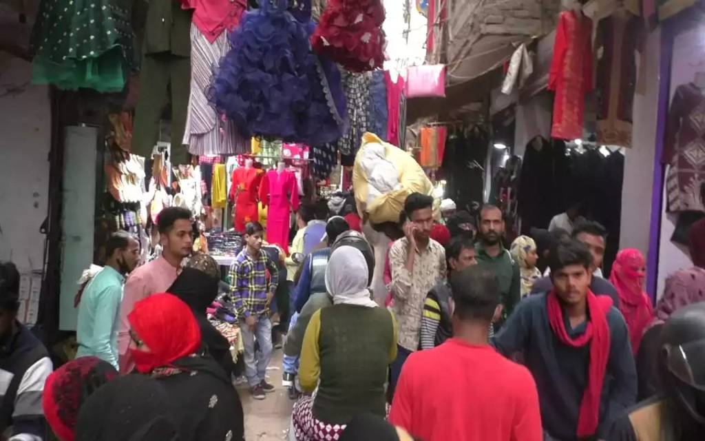 ईद पर बाजारों में लौटी रौनक, खरीदारी करने पहुंच रहे लोग