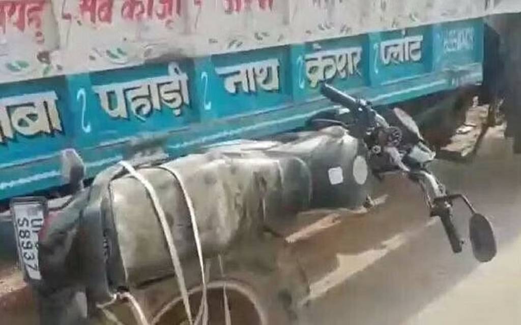 ट्रॉली में फंसी बाइक को पांच किलोमीटर तक लेकर भागा ट्रैक्टर चालक