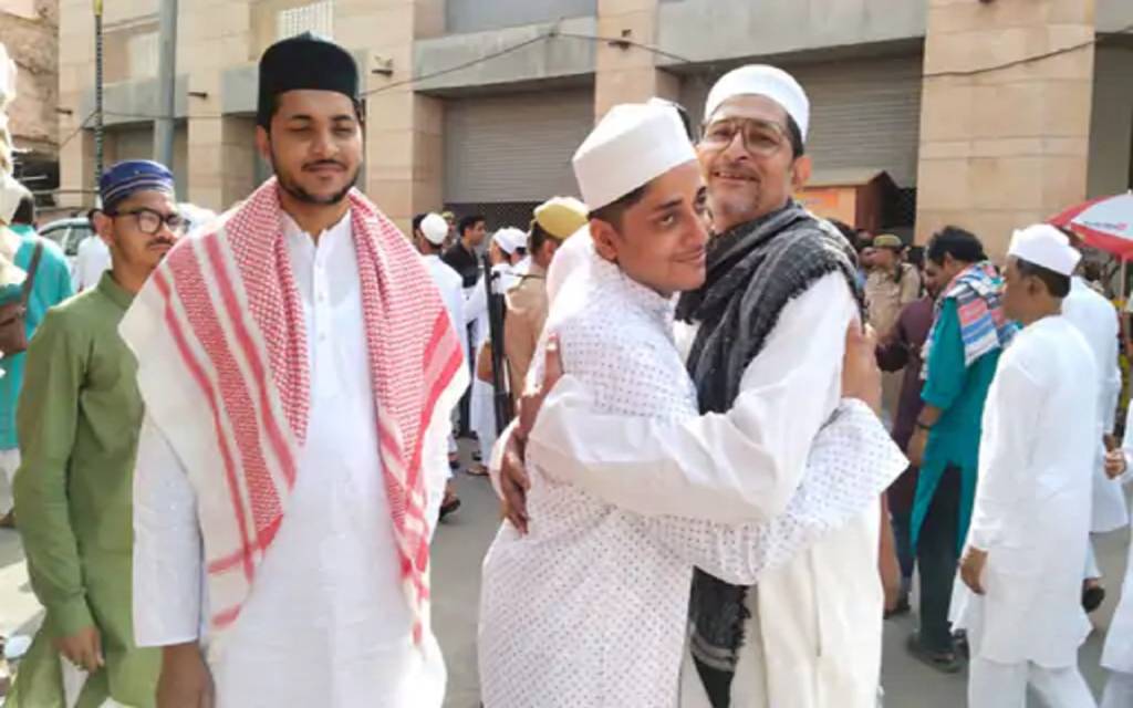 Eid Ul Fitr: अक़ीदत से अदा की गई ईद की नमाज, एक-दूसरे को गले लगाकर दी मुबारकबाद, चाक-चौबंद रही सुरक्षा व्यवस्था