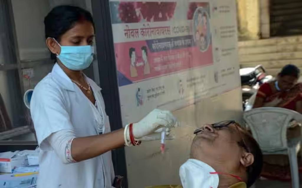 Coronavirus Cases: देश में एक बार फिर बढ़े कोरोना के मरीज, एक दिन में आए 12 हजार से ज्यादा केस, 42 ने तोड़ा दम