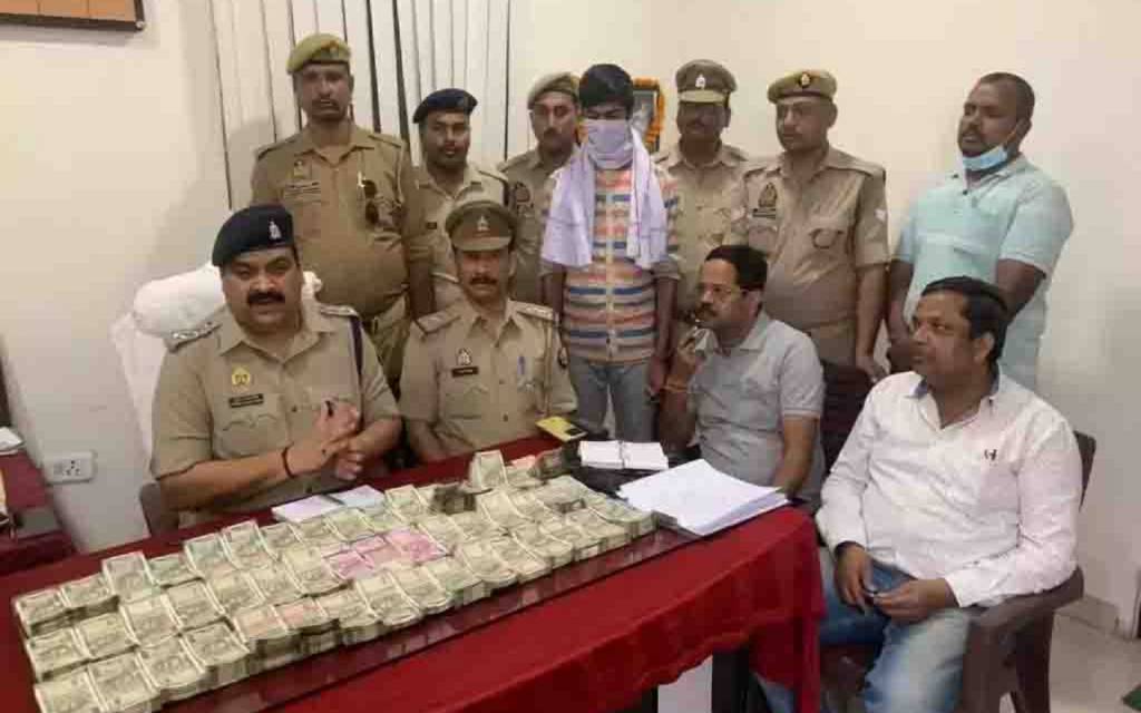 वाराणसी स्टेशन से इंटर के छात्र के बैग से मिले 27 लाख 48 हजार 220 रूपये, जीआरपी ने छात्र को पकड़ा
