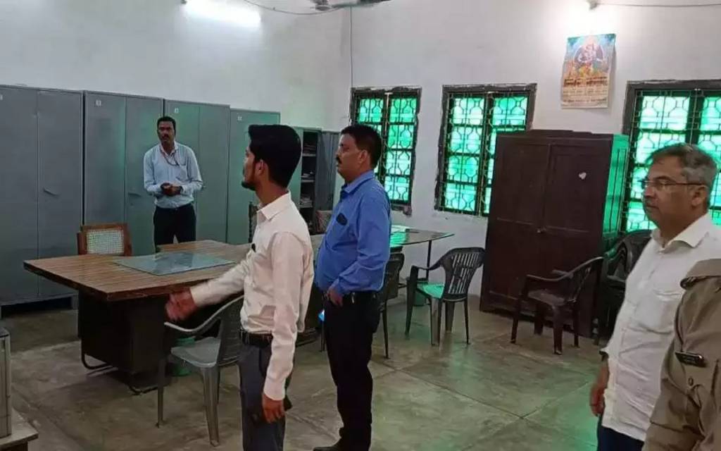 नगर निगम कार्यालय का नगर आयुक्त ने किया औचक निरीक्षण, पौधारोपण के दिए निर्देश