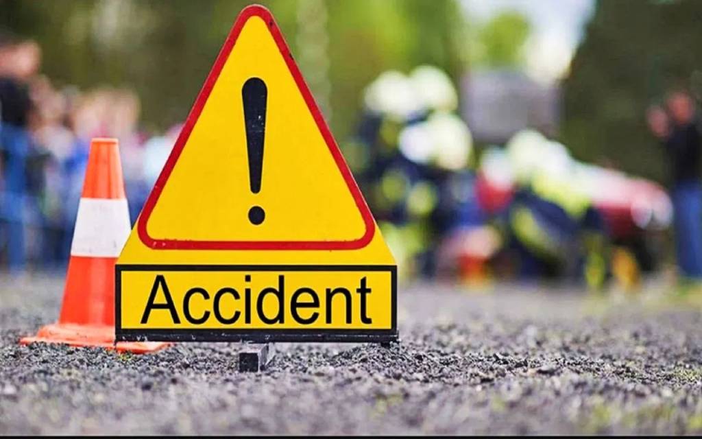 वाराणसी : ऑटो ने बाइक को मारी टक्कर, ट्रैक्टर की चपेट में आया 12 साल का बच्चा, मौत