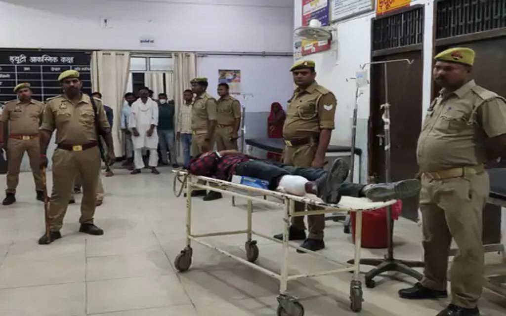 मऊ में पुलिस की बदमाशों से मुठभेड़: 25 हजार के इनामी को पैर में लगी गोली, दूसरा मौका देखकर फरार