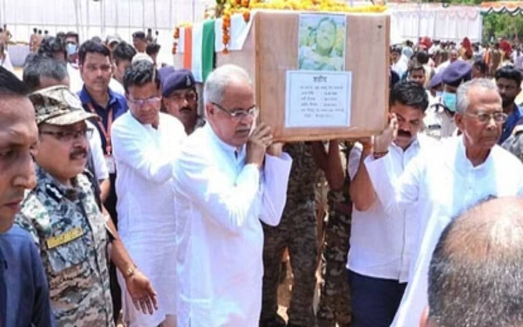 सीएम भूपेश बघेल ने शहीद DRG जवानों की अर्थी को दिया कंधा, कहा- बेकार नहीं जाएगी शहादत