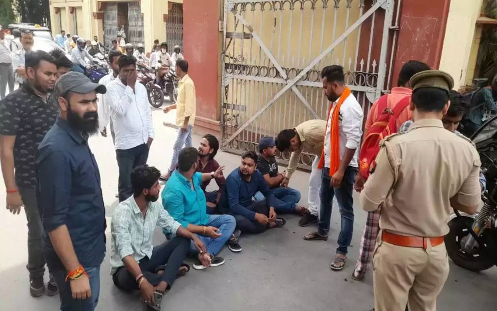 BHU ट्रामा सेंटर के इंचार्ज पर छात्रों ने लगाया गुंडई का आरोप, गेट बंद कर दिया धरना 