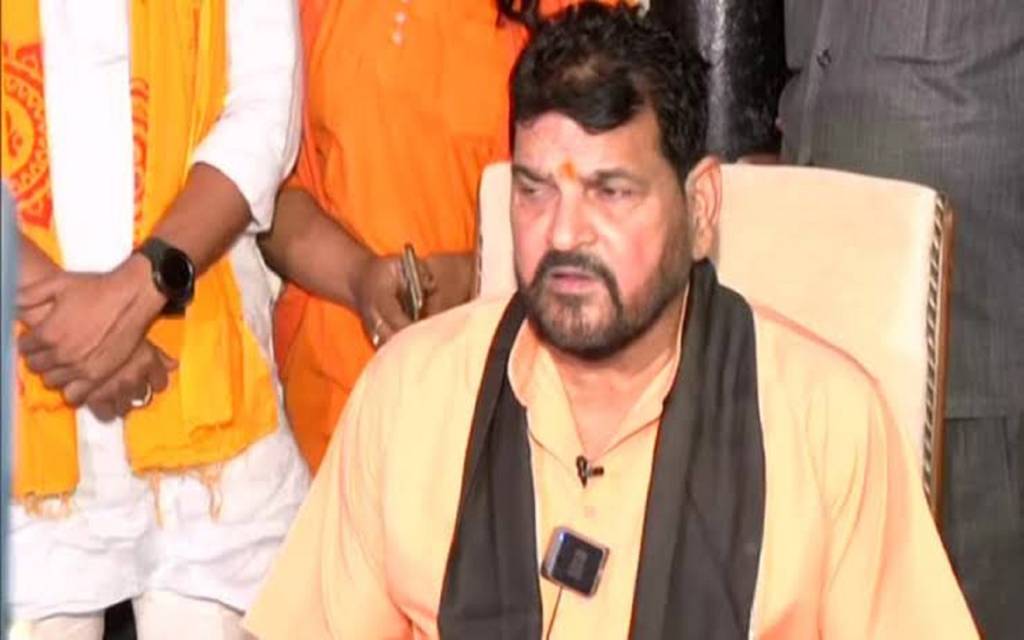 बृजभूषण शरण सिंह ने महिला पहलवान साक्षी मलिक को लेकर दिया ये बड़ा बयान, बोले- महिला पहलवान मुझसे लिपटी थी, मैं नहीं