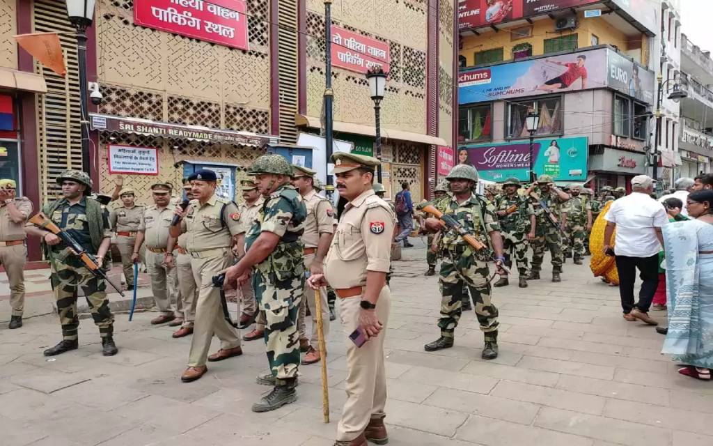 चुवाव के मद्देनज़र पुलिस संघ BSF का फ्लैग मार्च