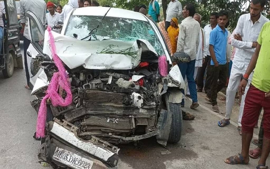 बेटे की शादी से लौट रहे पिता की मौत, ट्रक-कार की टक्कर, दो की गई जान