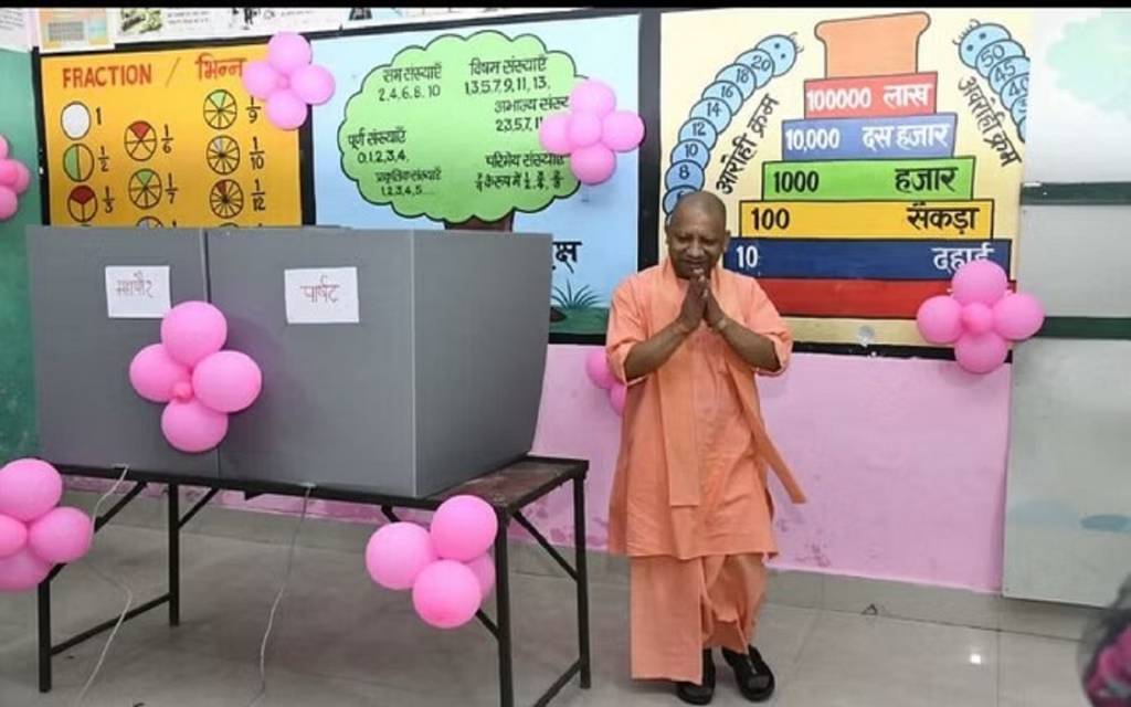 सीएम योगी बने अपने बूथ के फर्स्ट वोटर, बोले- मतदान अधिकार ही नहीं कर्तव्य भी