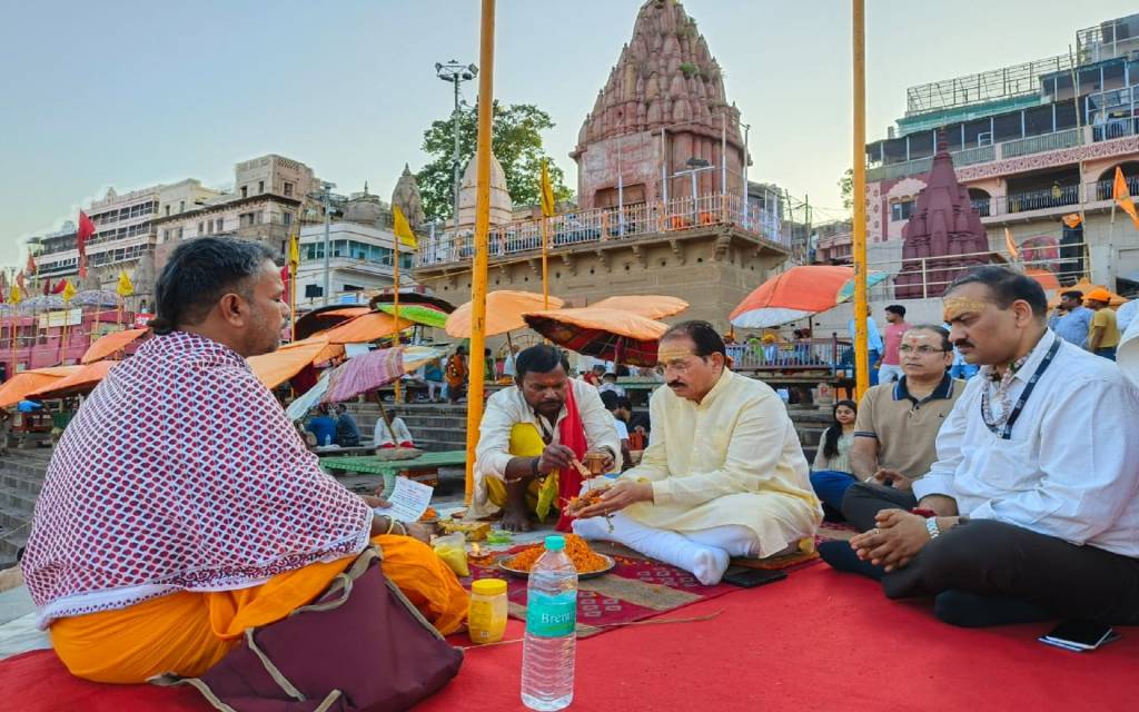 प्रधानमंत्री के भाई पंकज मोदी ने काशी में किया मां हीराबेन का पिंडदान, पूर्वजों का किया गया तर्पण