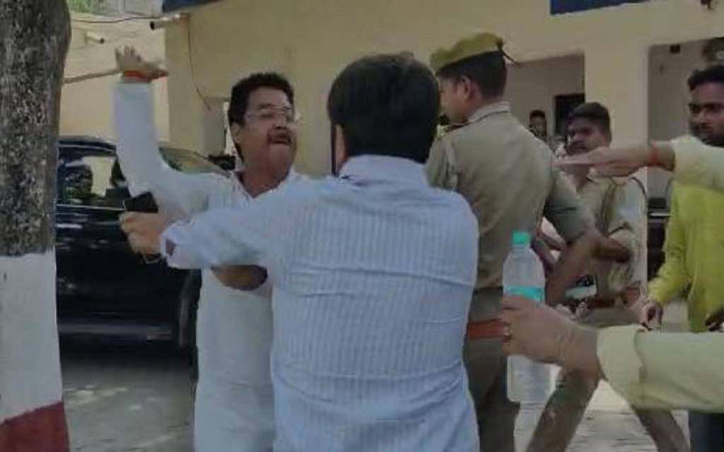 गौरीगंज कोतवाली में पुलिस के सामने सपा विधायक ने अपने समर्थकों सहित भाजपा प्रत्याशी के पति को पीटा