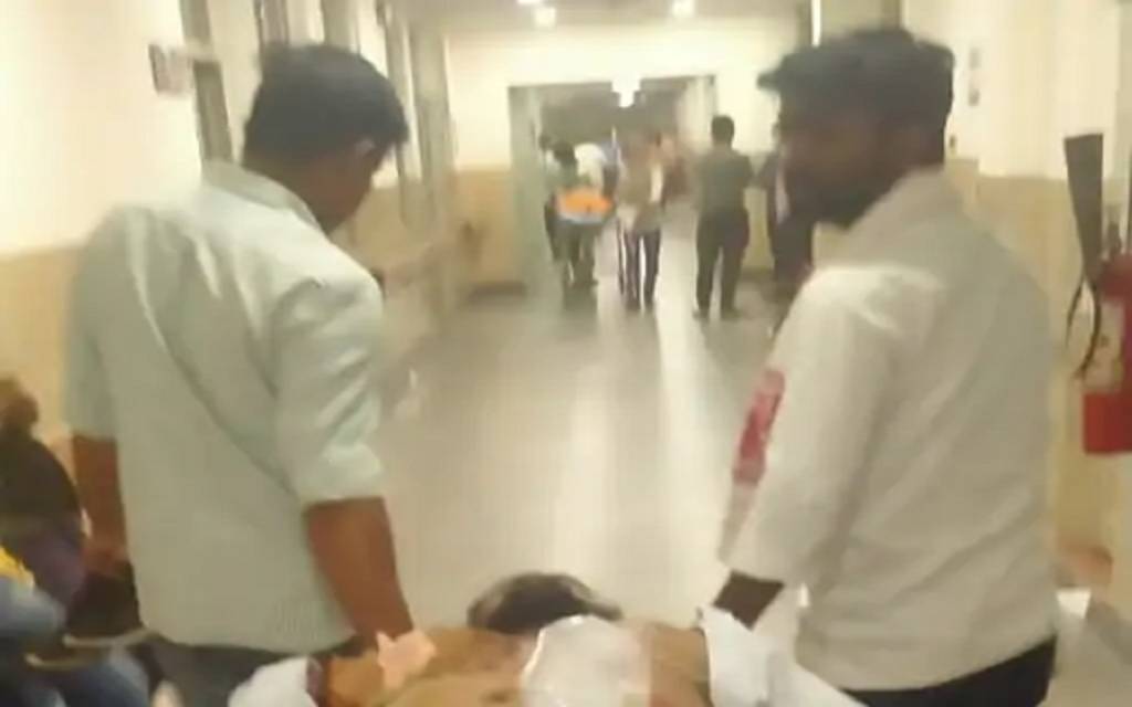 BHU से दर्शन कर लौट रहे युवक पर सरेआम चाकू से हमला, घायल को ट्रामा सेंटर में कराया गया भर्ती