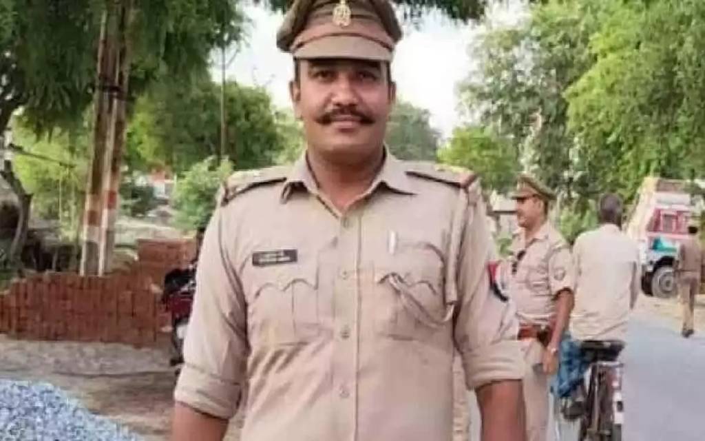 जंसा थाने के दरोगा को एक लाख के घूस के साथ एंटी करप्शन टीम ने दबोचा