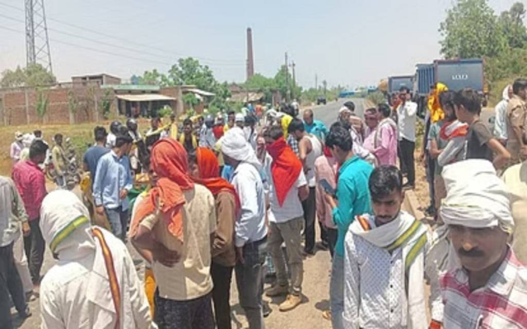 शादी समारोह से लौट रहा परिवार सड़क हादसे का हुआ शिकार, एक महिला की मौत, चार घायल